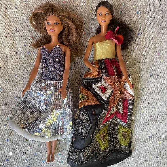 Set of Two Barbie Dolls with Change of Evening Gowns - Picture 3 of 7